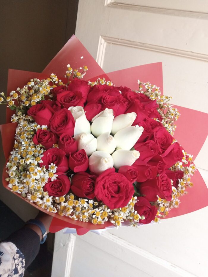 ROSES & LITTLE DAISIES