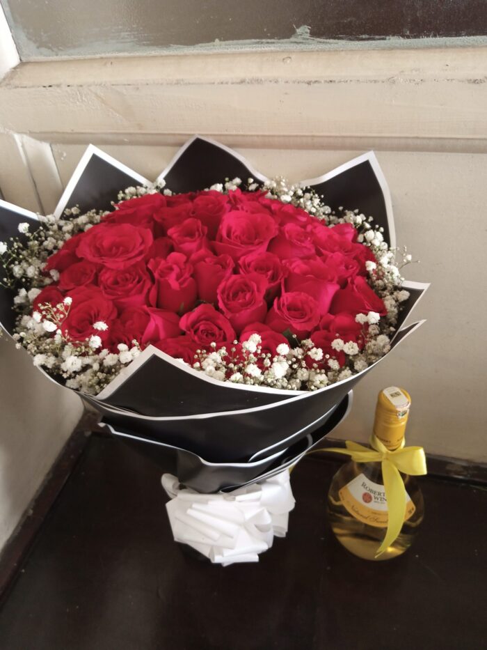 ROBERTSON & RED ROSES