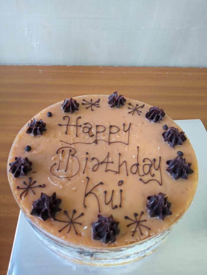 2KG SALTED CARAMEL CAKE