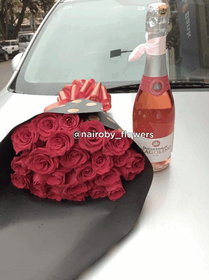 FRAGOLINO ROSE WITH RED ROSES