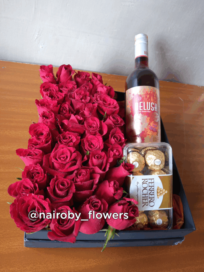 SQUARE BOX WITH SWEET WINE, CHOCOLATE & ROSES