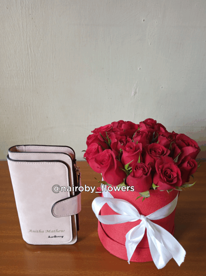 CUSTOMIZED CLUTCH BAG & RED ROSES