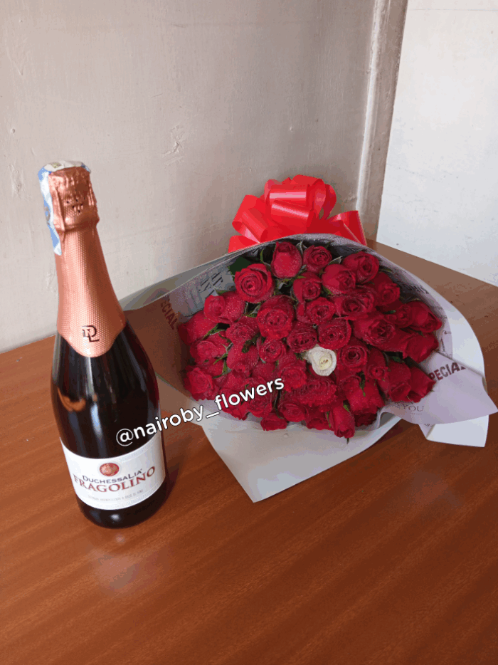 FRAGOLINO AND RED ROSES BOUQUET