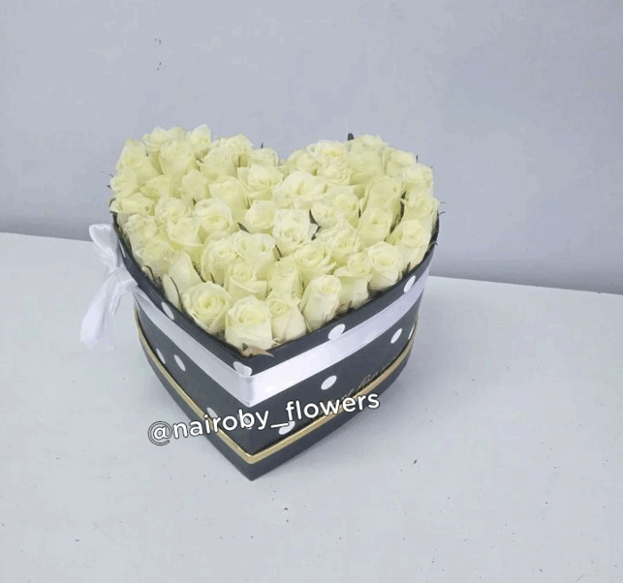 FRESH  WHITE ROSES BOX