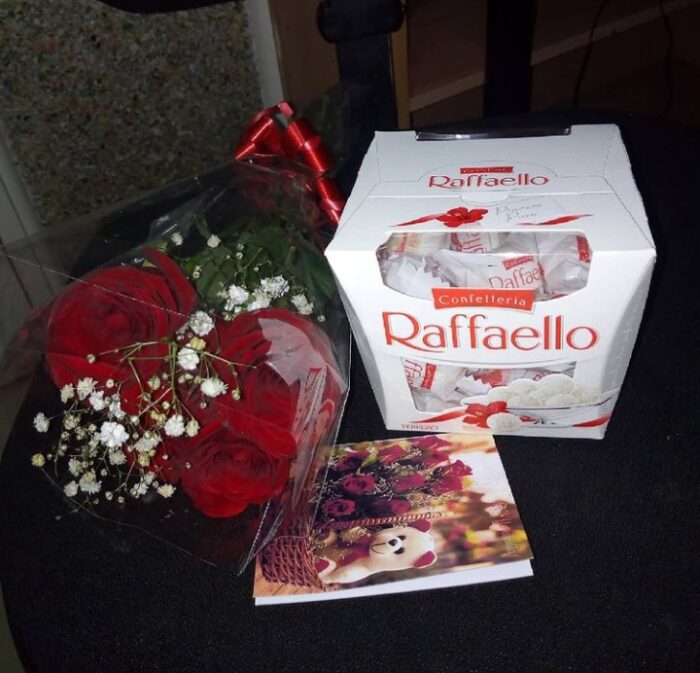 RAFFAELLO CHOCOLATE & 5 RED ROSES