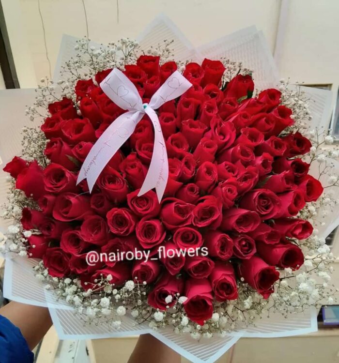 100 SIZZLING RED ROSES WUTH BABY BREATH RIM