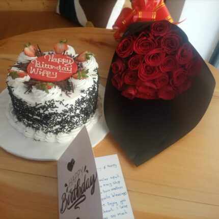 HALF KG CAKE & RED ROSES BOUQUET