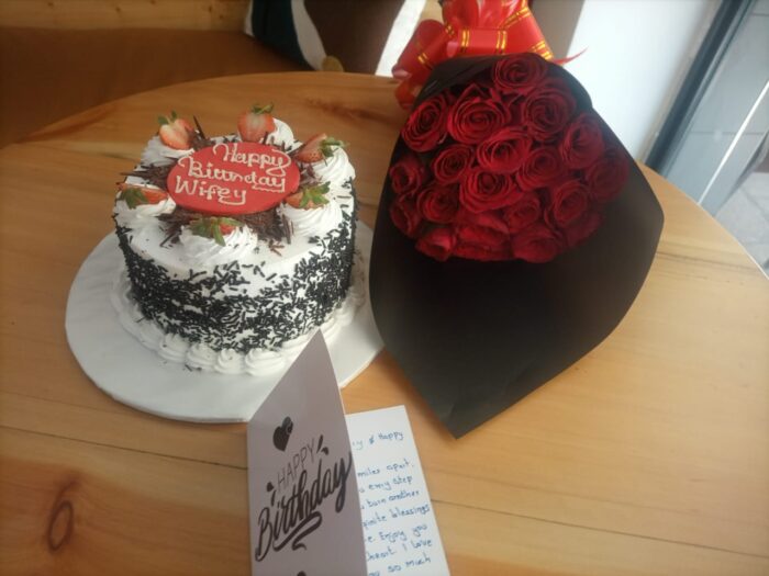 HALF KG CAKE & RED ROSES BOUQUET