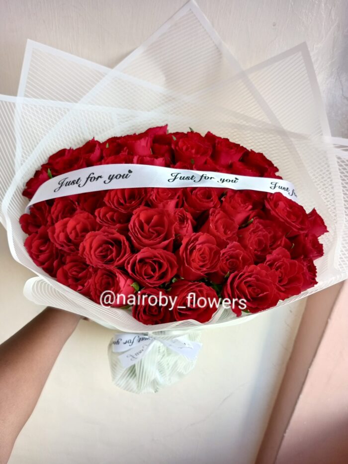 60 BEAUTIFUL RED ROSES