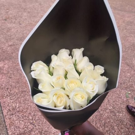 TWENTY WHITE FERVENT ROSES