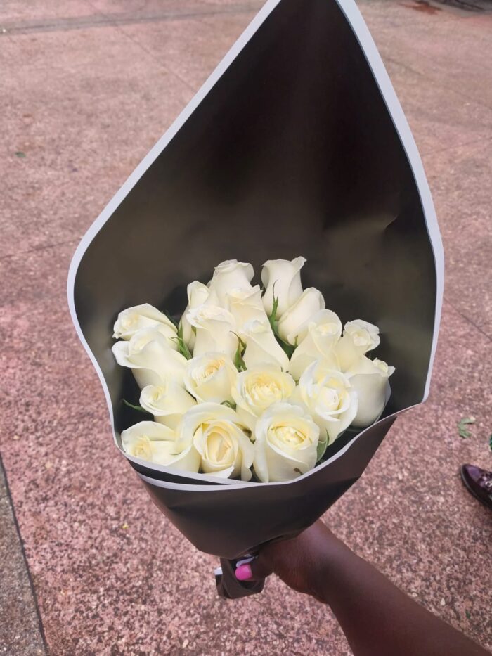 TWENTY WHITE FERVENT ROSES