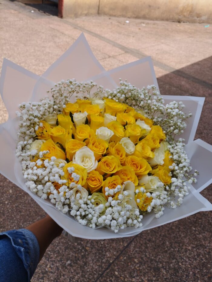 AFRI COLORFUL ROSES WITH BABY BREATH RIM
