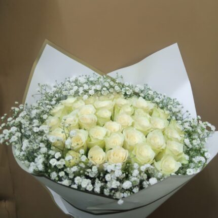 ASYMMETRICAL WHITE ROSES BOUQUET