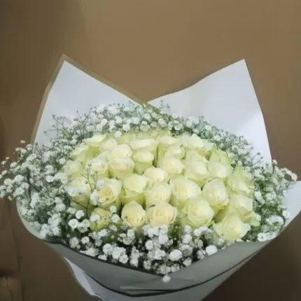 ASYMMETRICAL WHITE ROSES BOUQUET