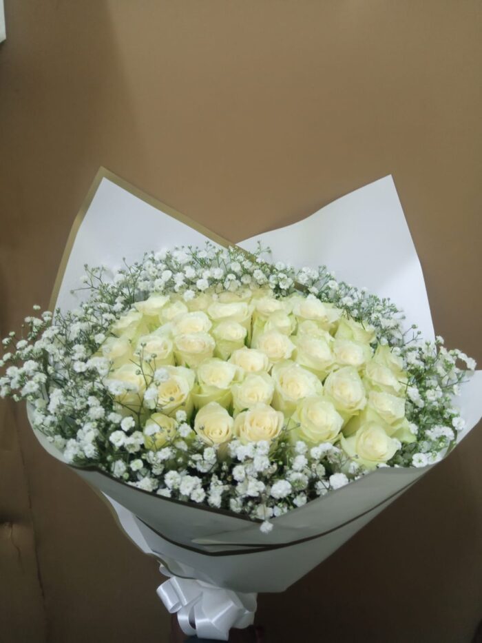 ASYMMETRICAL WHITE ROSES BOUQUET