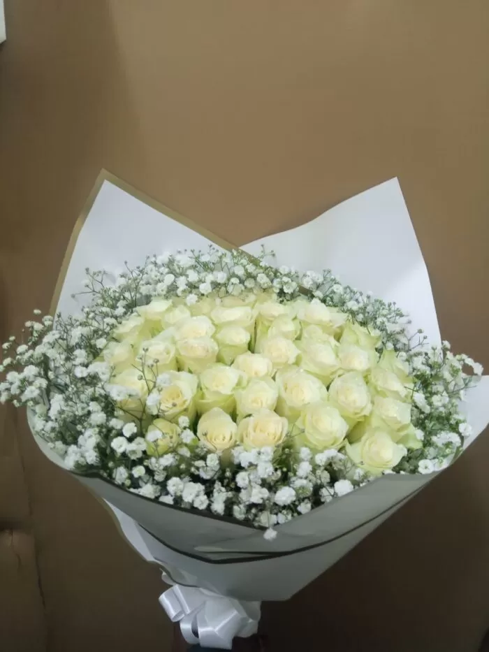 ASYMMETRICAL WHITE ROSES BOUQUET