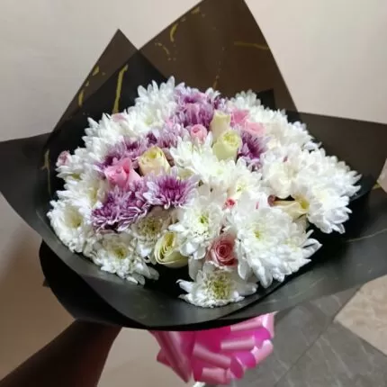 A BEAUTIFUL MIX OF CHRYSANTHEMUMS & ROSES