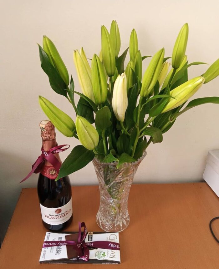 LILIES VASE, FRAGOLINO & GUYLIAN CHOCOLATE